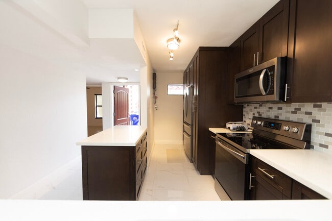 Building Photo - 11060 S Lakeview Dr