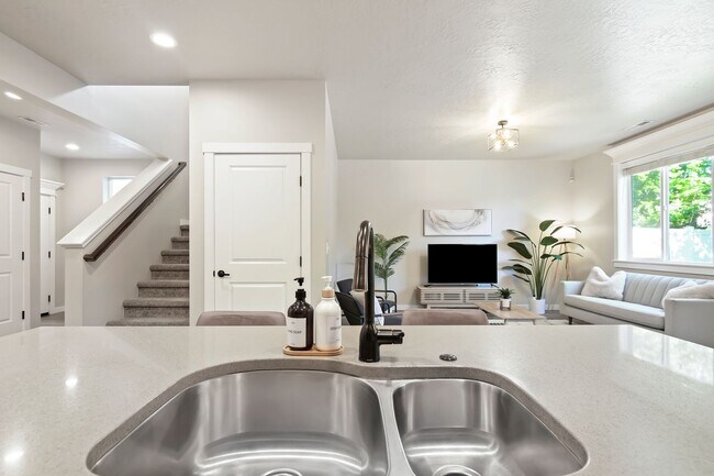 Building Photo - 4 bedroom, 3 bathroom Home located in the heart of Meridian!