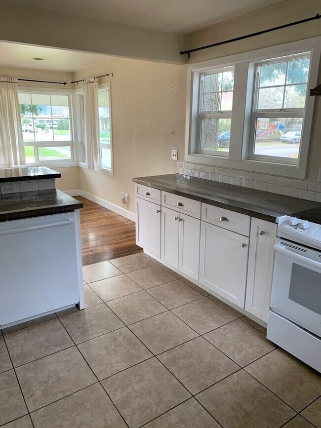 Building Photo - Montavilla 2bd remodeled bungalow. Large k...