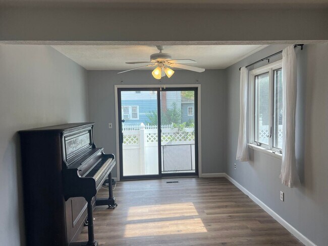 Building Photo - Updated Single Family Ranch Home with Fenc...