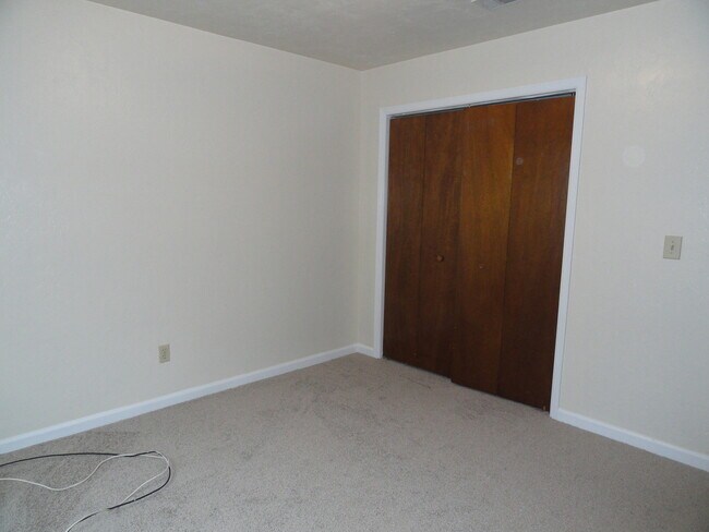 Building Photo - SPACIOUS 2/2 w/ Washer/Dryer (as-is), Sunroom, Fireplace, & More! Available March 1st for $1050/m...