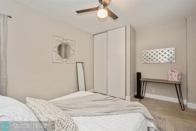 Building Photo - 4485 Carambola Cir N