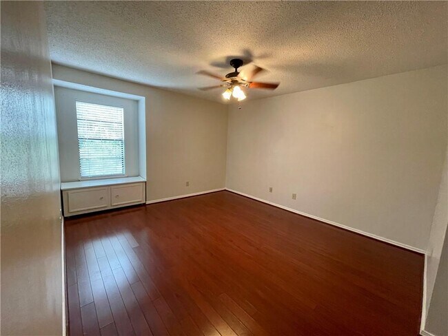 Building Photo - 6040 Grelot Rd