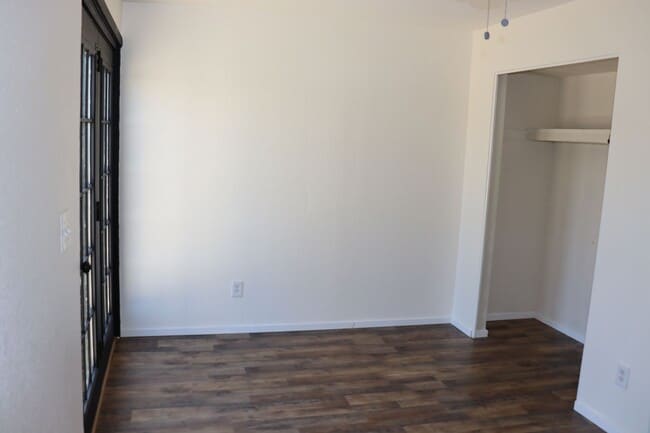 Building Photo - 5 Bedroom, 2 Bathroom