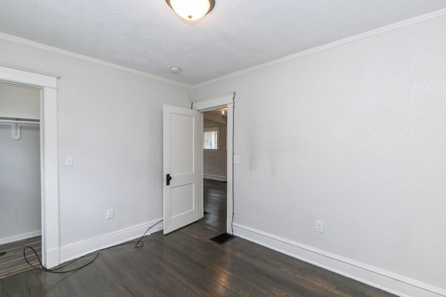 Building Photo - 2024 E 48th Terrace