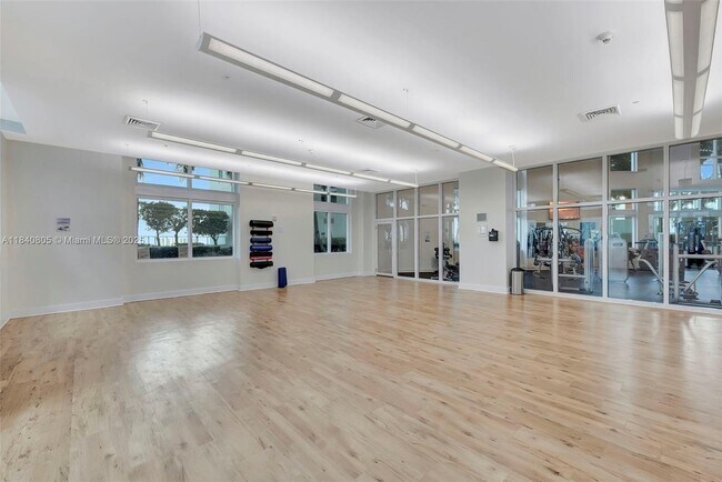 Building Photo - 1900 N Bayshore Dr