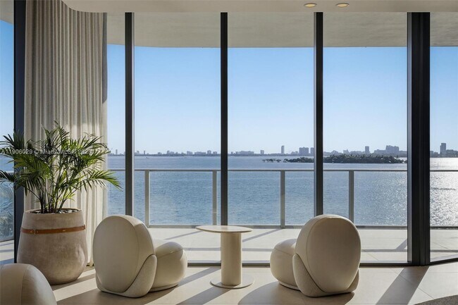 Building Photo - 700 NE 24th St