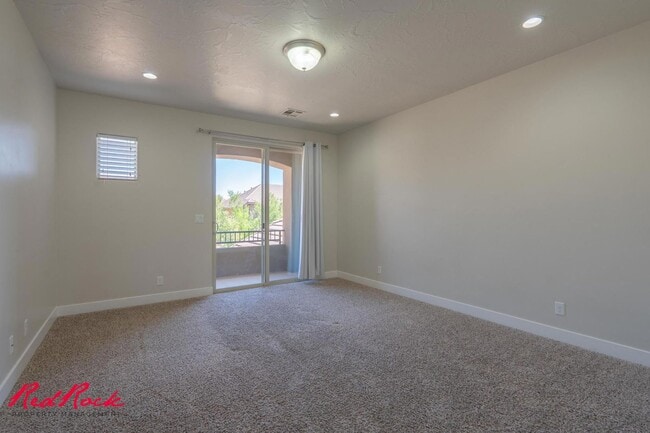 Building Photo - Pet Friendly 4 Bedroom Home! Internet Incl...