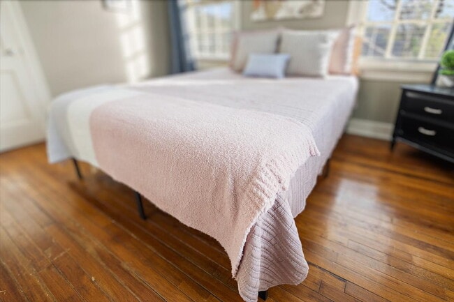 Building Photo - FULLY FURNISHED!! Belhaven Bombshell!