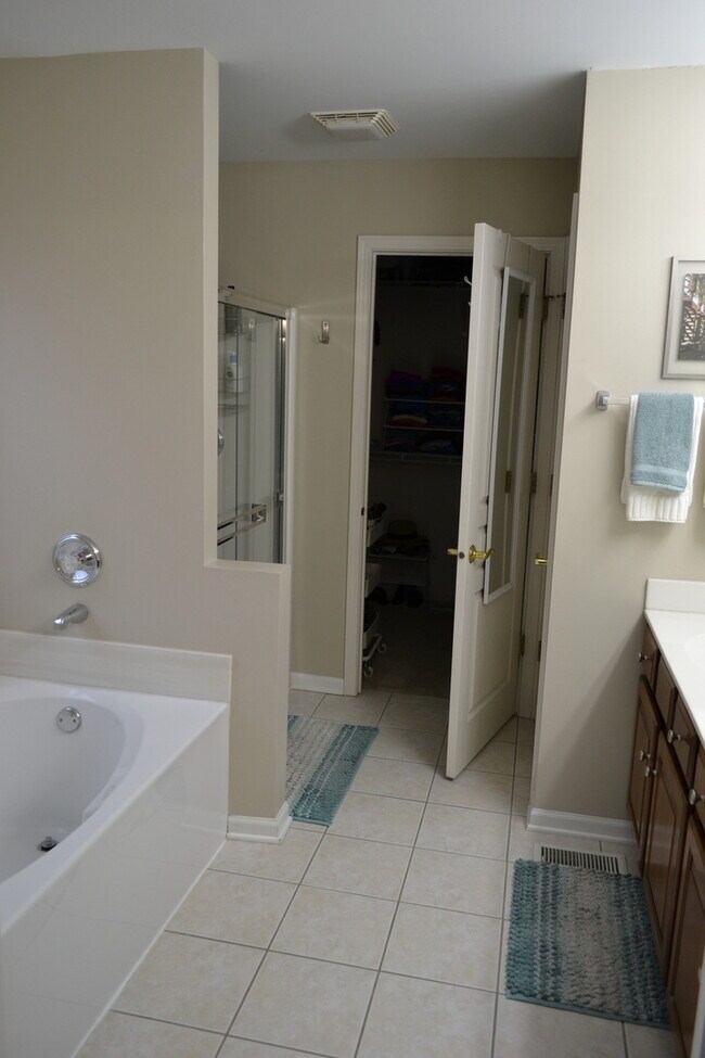 Building Photo - 2990 Peachtree Cir