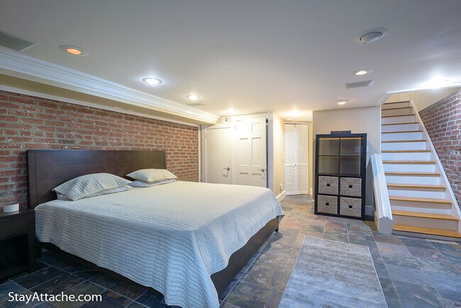 Building Photo - 2027 O Street NW Unit 1