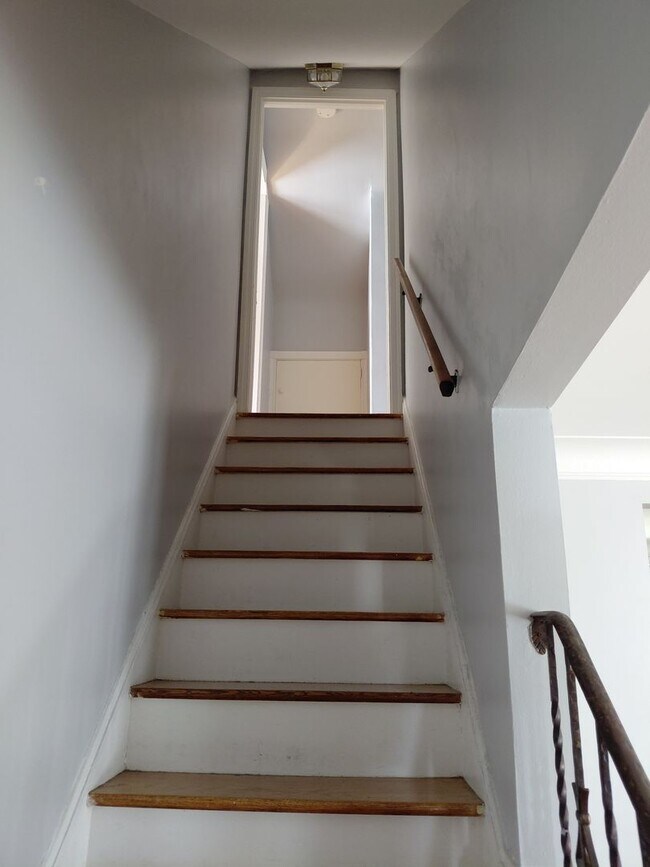 Building Photo - 4 bedroom, 2 full bath bungalow near Cedar and Warrensville