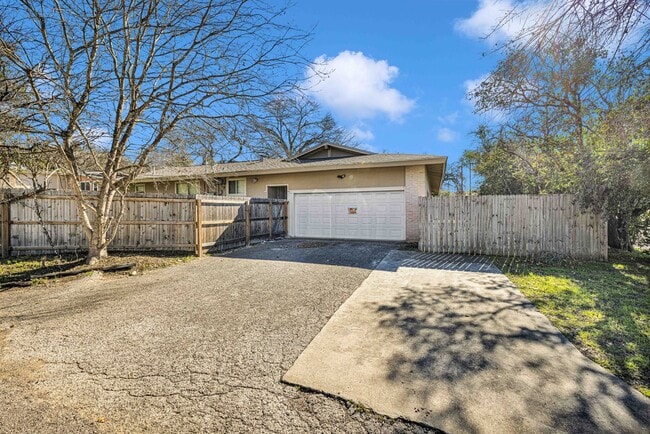Building Photo - Oakhurst Duplex
