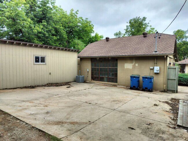 Building Photo - Gorgeous 2 bedroom 1 bathroom house with z...