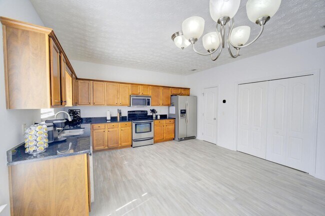 Building Photo - 3 Bedroom with a Fabulous Florida Room in Crestview!