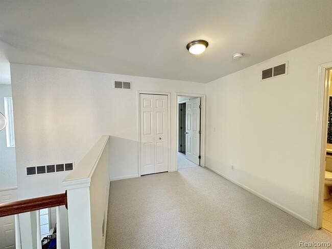 Building Photo - 149 S Vista