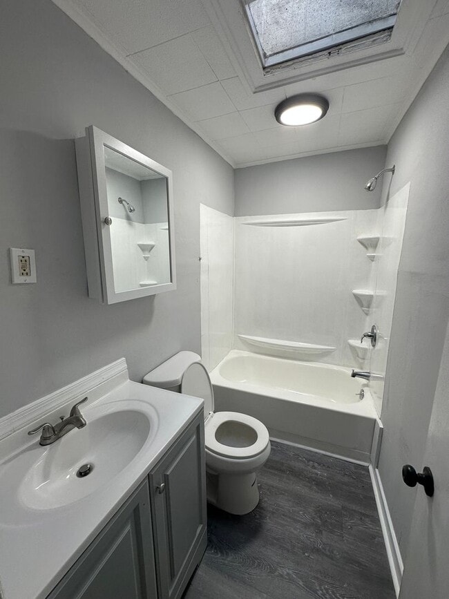 Building Photo - 3 Bed, 1 bath rowhome available!