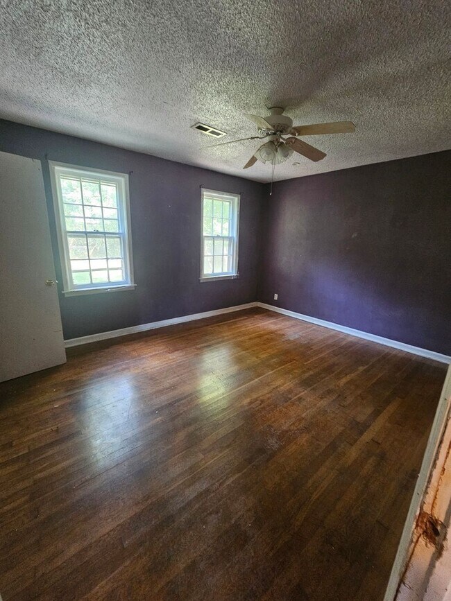 Building Photo - 3 bedroom | 1 bathroom | 1 car garage | Close to campuses & Rountree | Pets welcome!