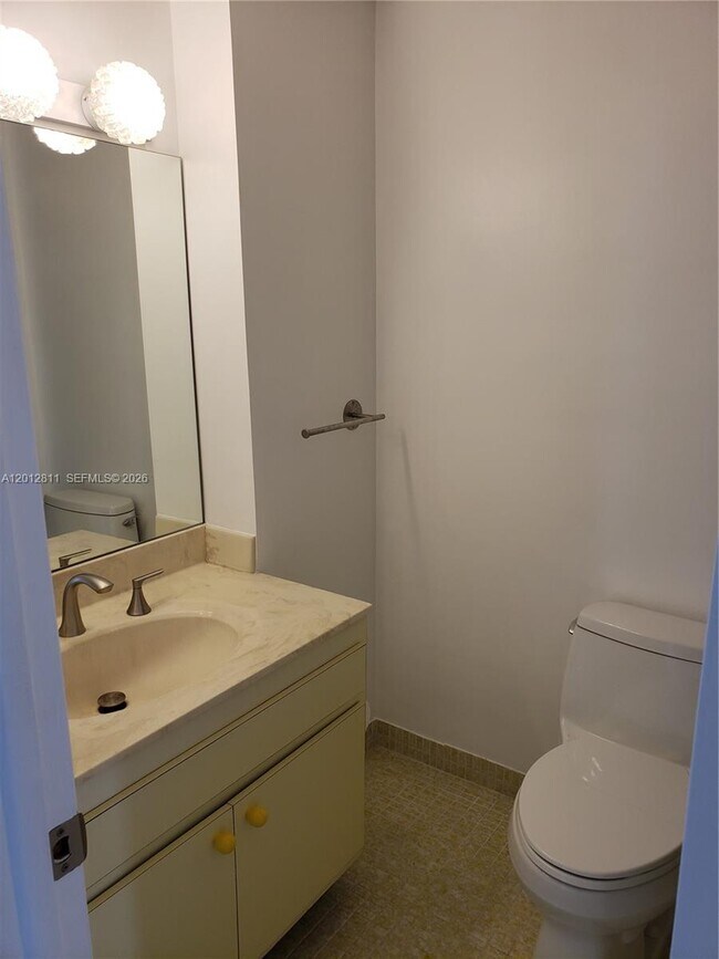 Building Photo - 4200 Hillcrest Dr