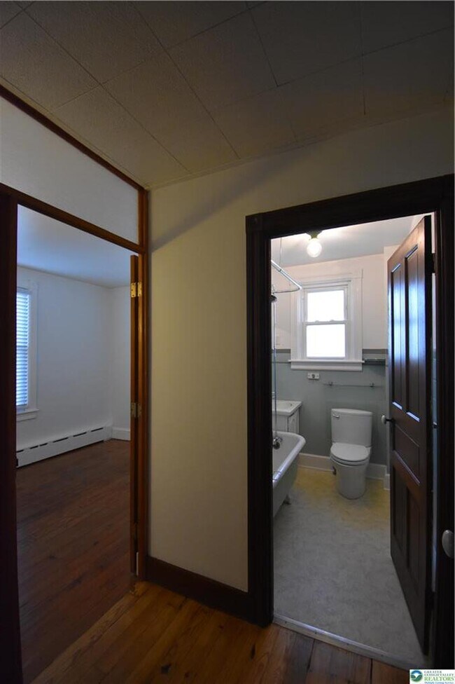 Building Photo - 204 N 9th St