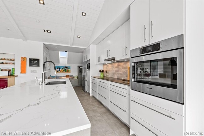 Building Photo - 284 Eliot St