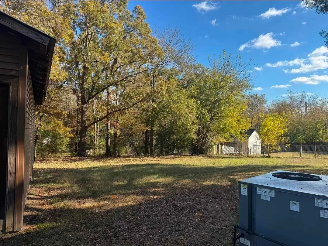 Building Photo - 305 Smith St