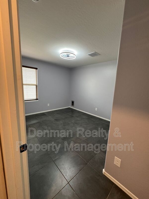 Building Photo - 1633 W Pinkley Ct