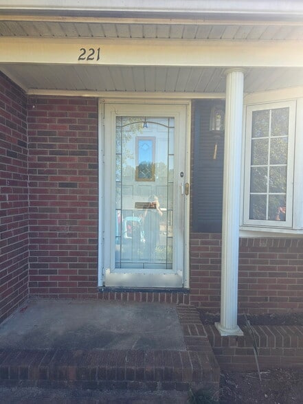 Building Photo - 221 Short Hills Dr