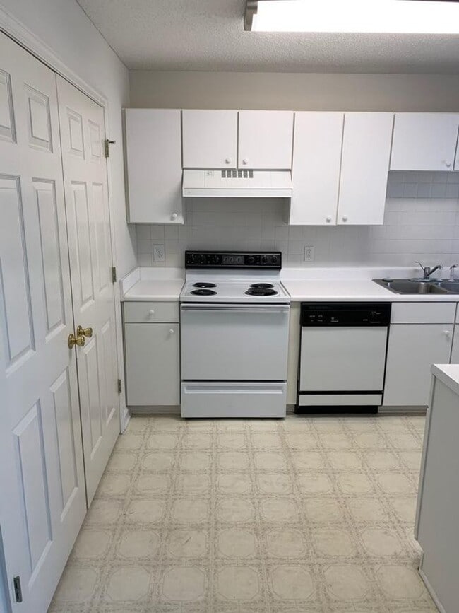 Building Photo - 2 bedroom 2 bath condo. Second Floor $1350/month