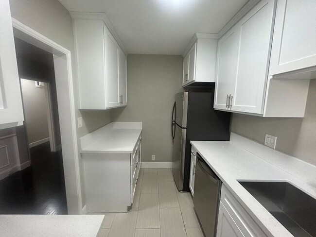 Building Photo - 1323 S Highland Ave