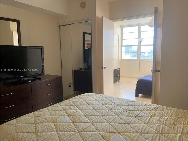 Building Photo - 100 Lincoln Rd