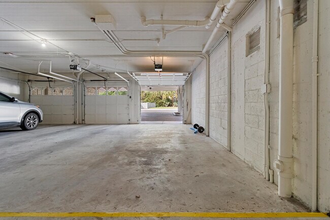 Building Photo - 5300 Jimmy Buffett Mem Hwy