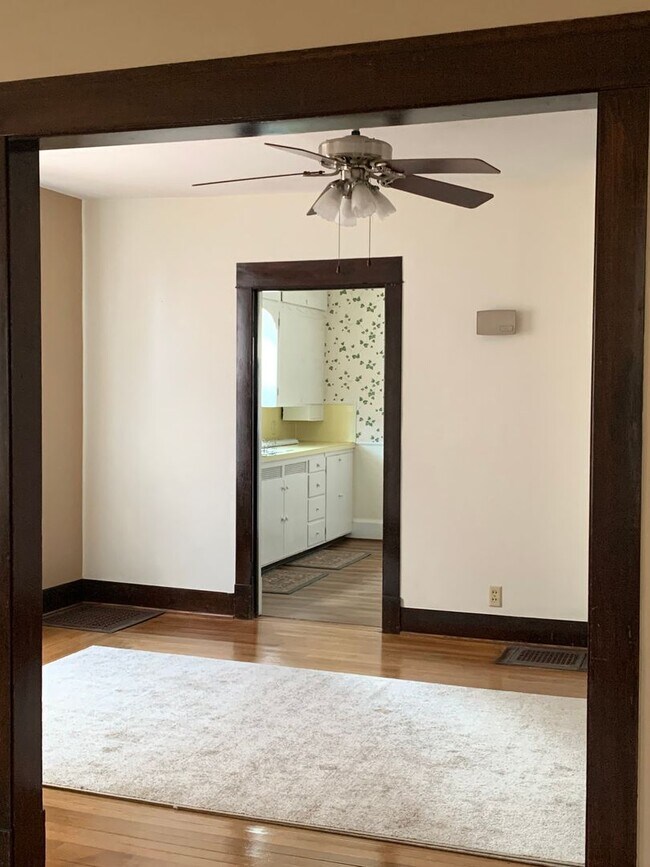 Building Photo - 194 Circular St