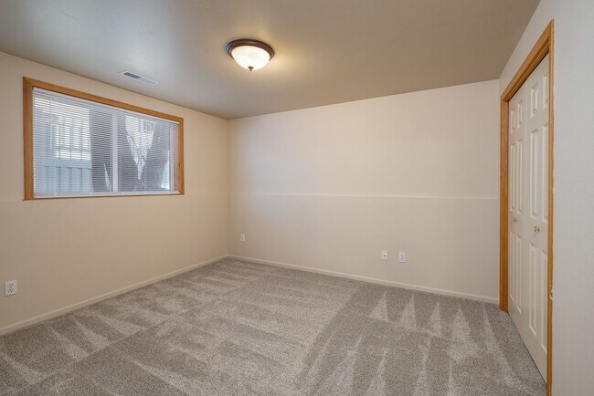 Building Photo - 3 bedroom 2 bathroom west end townhome