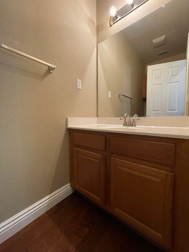 Building Photo - Kitchen Island, Covered Patio w/ Outdoor B...