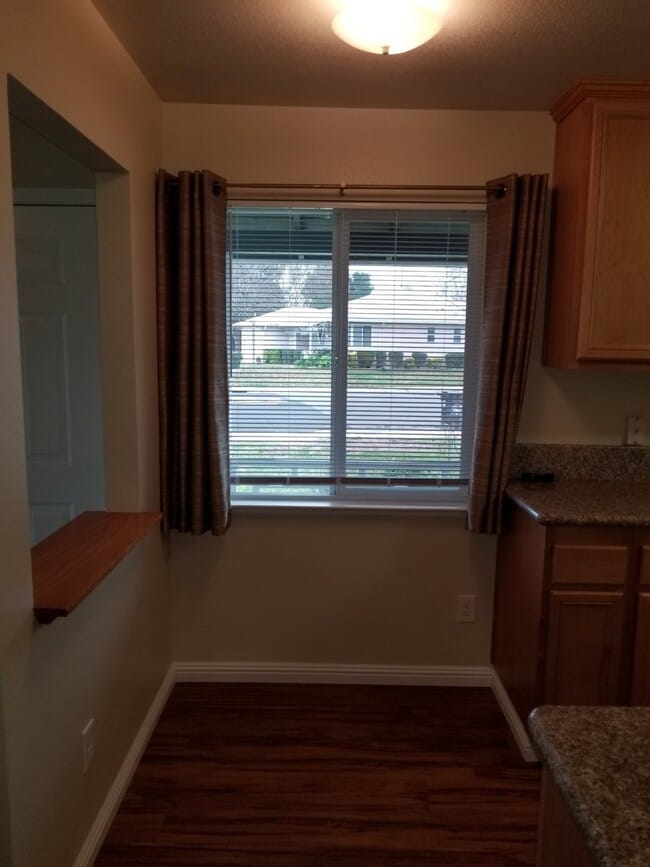 Building Photo - GREAT LOOKING 2BD / 1BTH DUPLEX W/ SPACIOUS BACKYARD!