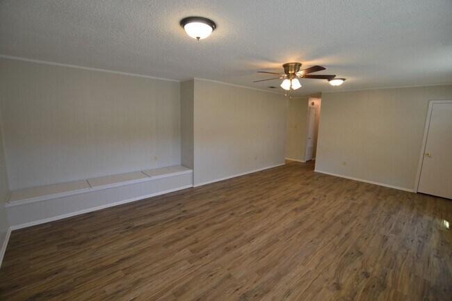 Building Photo - Location!  Location!  Newly updated, 3 bedroom, 1.5 bath home in Baker