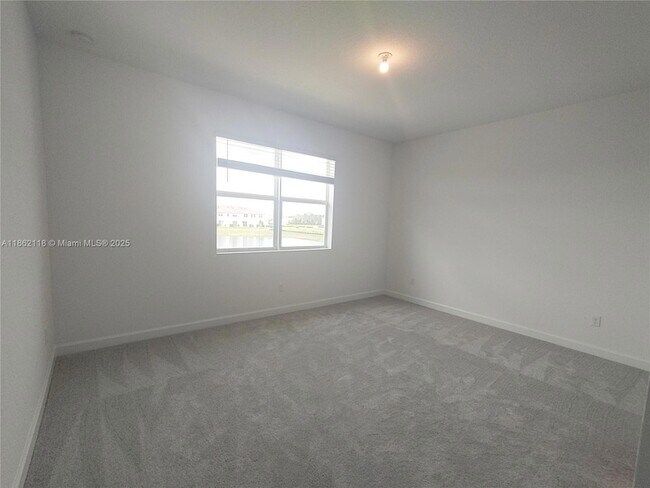 Building Photo - 390 SE Crossoak Ln