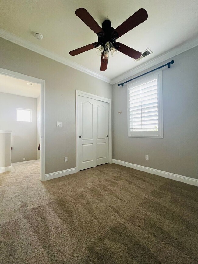 Building Photo - Beautiful, freshly renovated home in Avalon gated community in Visalia!