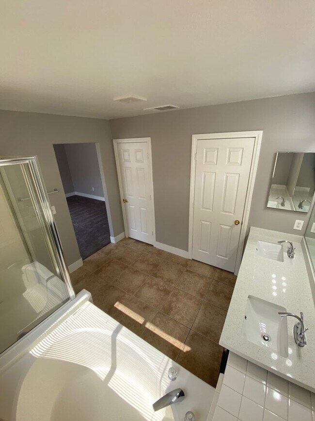 Building Photo - 127 Newburg Ave