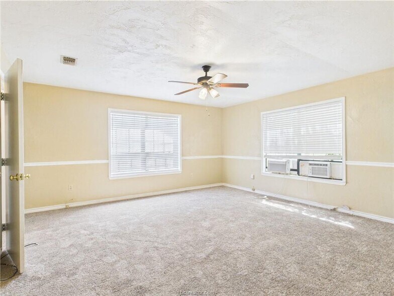 Building Photo - LATE JULY MOVE IN!  Adorable 3 Bedroom 2 Bathroom House
