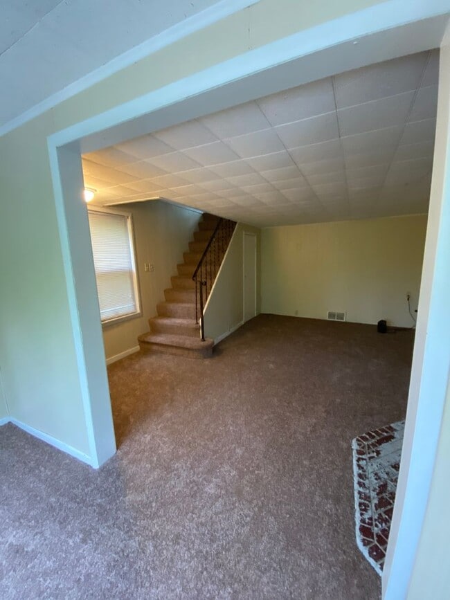 Building Photo - AVAILABLE MAY 2026 - Check out this 2 Bedroom Home w/ Garage in Duquesne Heights!