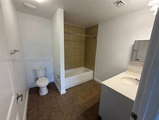 Building Photo - 2210 Hammock Square Dr