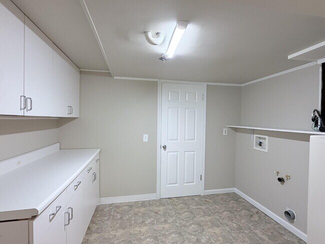 Building Photo - 725 Wildflower Ln
