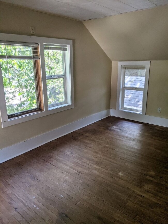 Building Photo - New Listing! 3+ bedroom/2bath Close to Everything!!