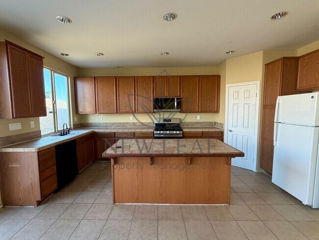 Building Photo - 4 bedroom 3bath 3 car garage in Victorville