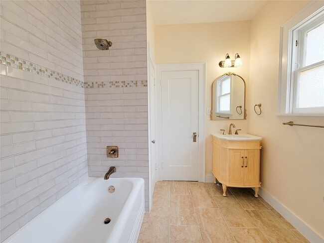 Building Photo - 1502 S Market St