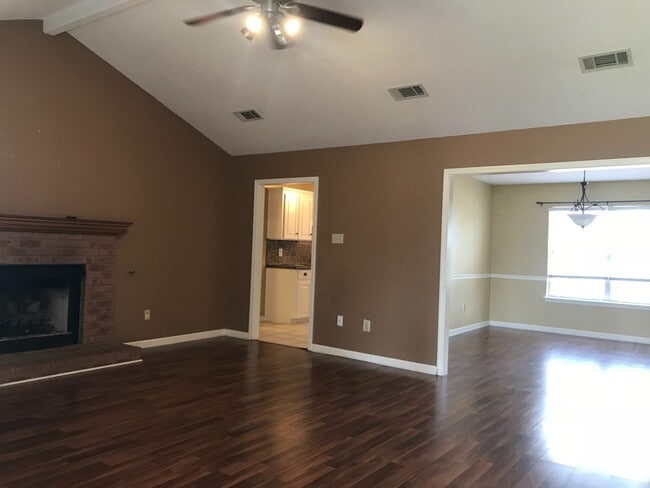 Building Photo - 24 Country Village Cir