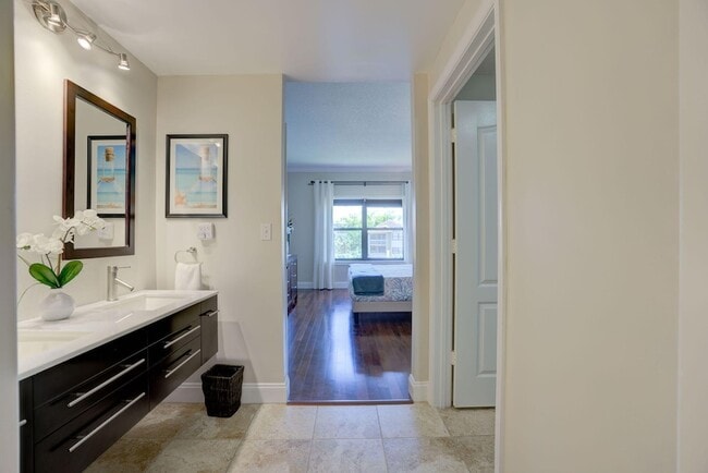 Building Photo - 500 Uno Lago Dr