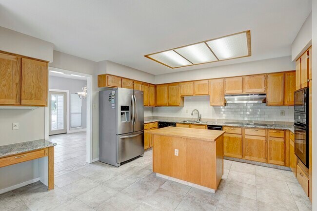 Building Photo - 2601 S Broadway St